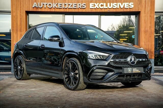 Zwart Gebruikt 2024 Mercedes GLA180 AMG line SUV | € 49.900 (Eerlijke prijs) - Afbeelding 1/4