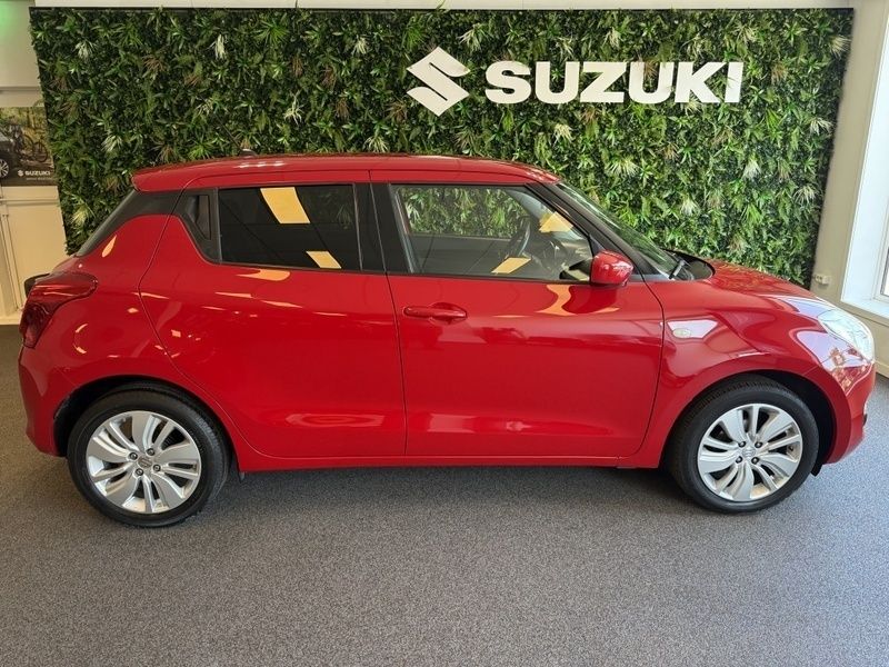 Rood Gebruikt 2019 Suzuki Swift Hatchback | € 13.500 (Eerlijke prijs) - Afbeelding 1/4