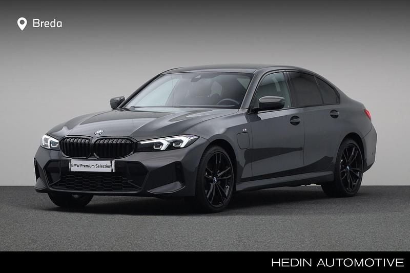 Grijs Gebruikt 2024 BMW 330e Shadowline Sedan | € 45.880 (Eerlijke prijs) - Afbeelding 1/4