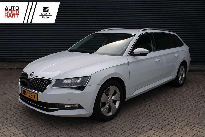 Wit Gebruikt 2017 Skoda Superb Business Line Stationwagen | € 14.895 (Eerlijke prijs) - Afbeelding 1/4