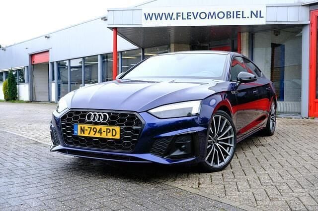 Blauw, metallic lak Gebruikt 2021 Audi A5 Sportback Competition Hatchback | € 33.950 (Eerlijke prijs) - Afbeelding 1/4