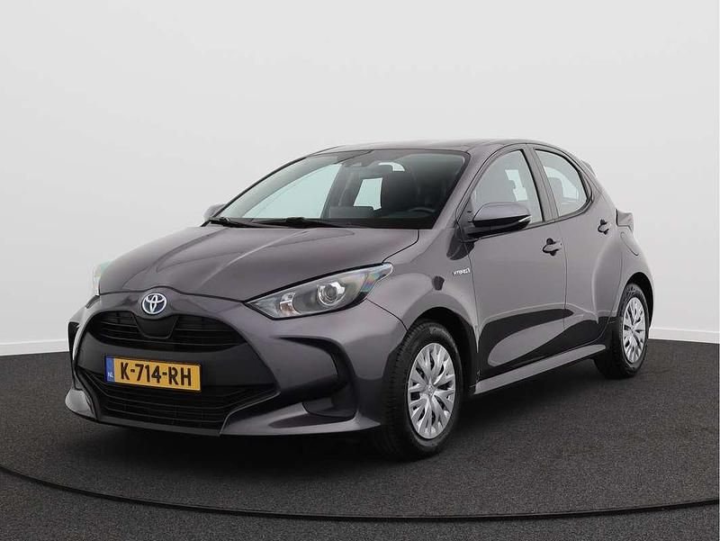 Grijs Gebruikt 2021 Toyota Yaris Hybrid Active Hatchback | € 17.950 (Eerlijke prijs) - Afbeelding 1/4