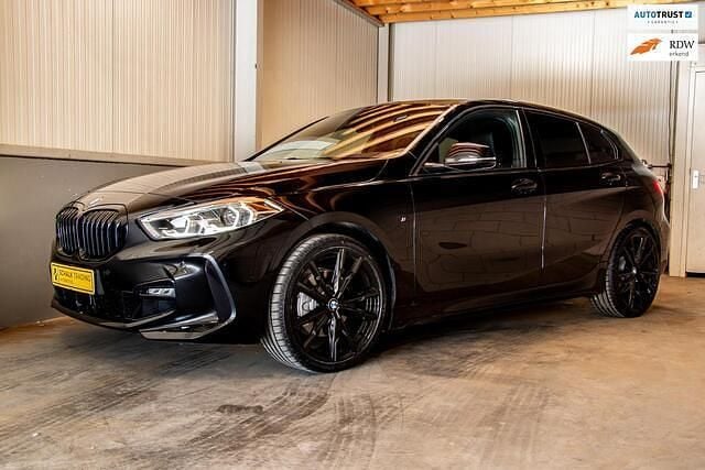 Zwart Gebruikt 2024 BMW 118 M Sport Hatchback | € 33.950 (Super prijs) - Afbeelding 1/4