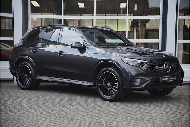 Grijs, metallic lak Gebruikt 2023 Mercedes GLC400d AMG line SUV | € 72.450 (Eerlijke prijs) - Afbeelding 1/4