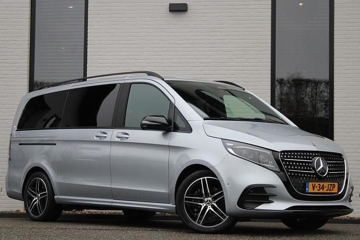 Zilver (metallic) Occasion 2024 Mercedes V250 AMG MPV | € 74.950 (Eerlijke prijs) - Afbeelding 1/4