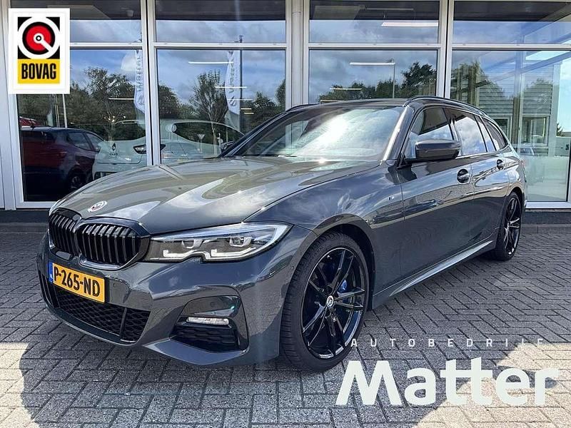 Grijs Gebruikt 2022 BMW 318 M Sport Stationwagen | € 34.995 (Duur) - Afbeelding 1/4