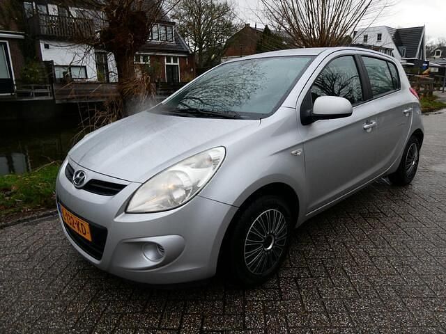 Grijs (metallic) Occasion 2011 Hyundai i20 Edition Hatchback | € 3.245 (Eerlijke prijs) - Afbeelding 1/4