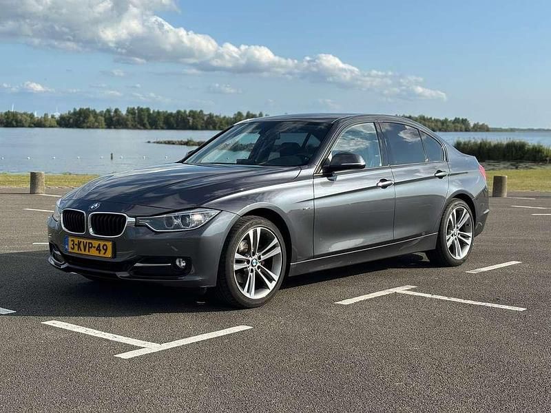 Grijs Occasion 2013 BMW 316 Sport Line Sedan | € 10.500 (Eerlijke prijs) - Afbeelding 1/4
