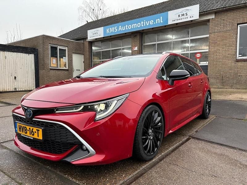 Rood (metallic) Gebruikt 2019 Toyota Corolla Executive Stationwagen | € 23.650 (Goede deal) - Afbeelding 1/4
