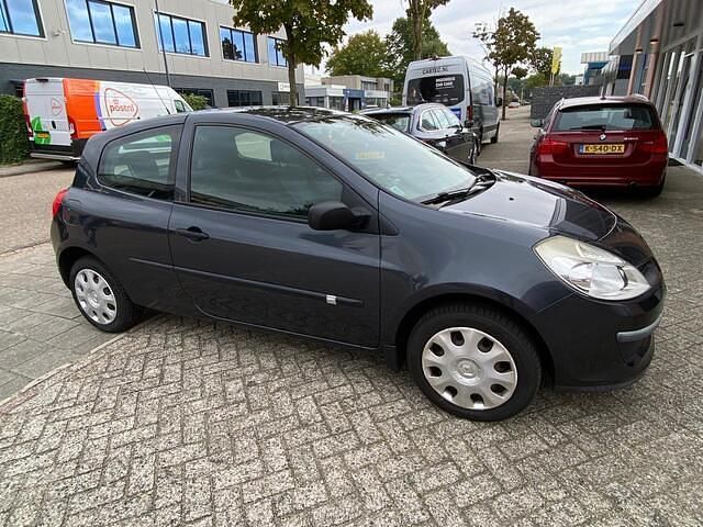 Grijs Gebruikt 2006 Renault Clio II Authentique Hatchback | € 3.500 (Iets duurder) - Afbeelding 1/4