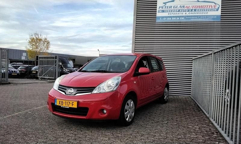 Rood Occasion 2010 Nissan Note Acenta MPV | € 2.850 (Eerlijke prijs) - Afbeelding 1/4