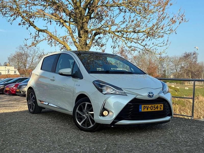 Wit Occasion 2017 Toyota Yaris Hybrid Premium Hatchback | € 10.975 (Eerlijke prijs) - Afbeelding 1/4