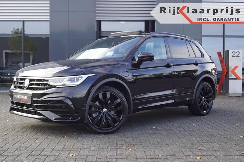 Zwart Gebruikt 2022 VW Tiguan Pro SUV | € 40.950 (Iets duurder) - Afbeelding 1/4