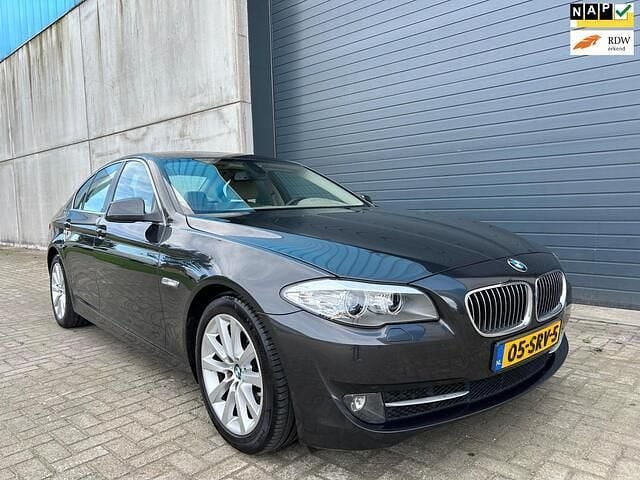 Grijs Gebruikt 2010 BMW 523 Executive Sedan | € 7.999 (Eerlijke prijs) - Afbeelding 1/4