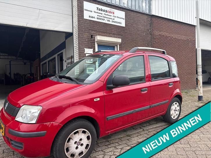 Rood (metallic) Occasion 2011 Fiat Panda Active Hatchback | € 1.949 (Goede deal) - Afbeelding 1/4