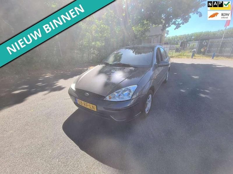 Grijs Gebruikt 2005 Ford Focus Ambiente Sedan | € 999 (Goede deal) - Afbeelding 1/4