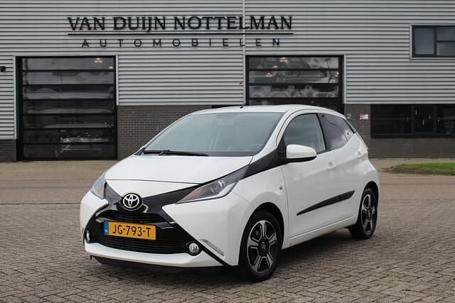 Wit Gebruikt 2016 Toyota Aygo Sport Hatchback | € 9.950 (Eerlijke prijs) - Afbeelding 1/4