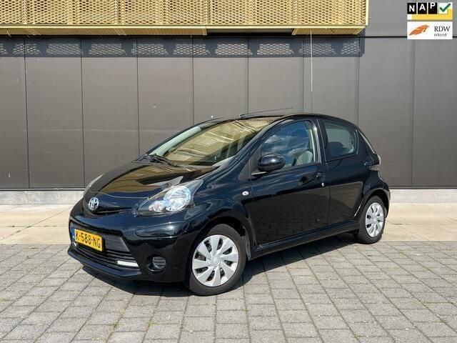 Zwart Gebruikt 2014 Toyota Aygo Hatchback | € 6.249 (Eerlijke prijs) - Afbeelding 1/4