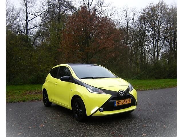 Geel Gebruikt 2017 Toyota Aygo X-cite Hatchback | € 6.250 (Eerlijke prijs) - Afbeelding 1/4