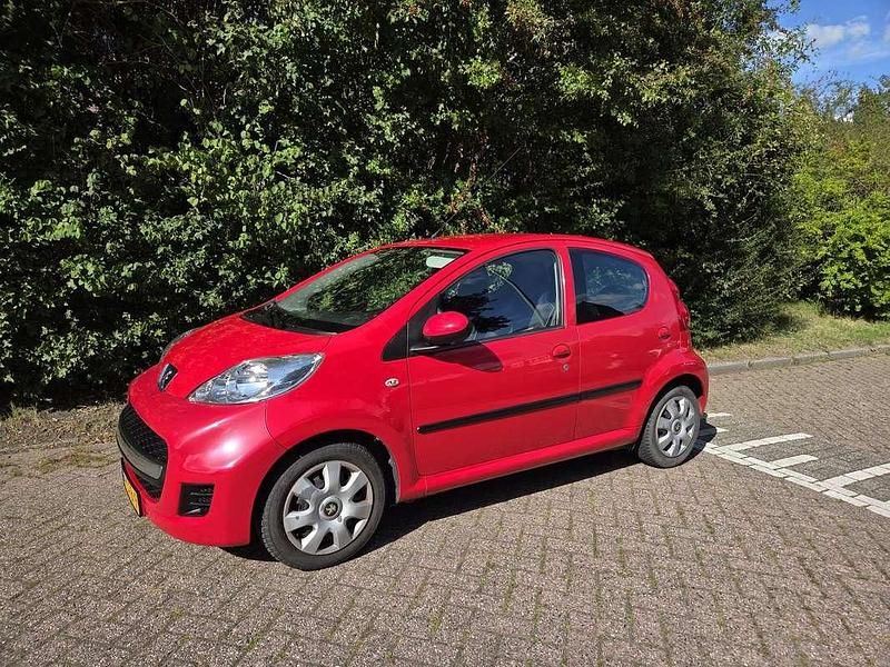 Rood Gebruikt 2011 Peugeot 107 Hatchback | € 3.300 (Eerlijke prijs) - Afbeelding 1/4