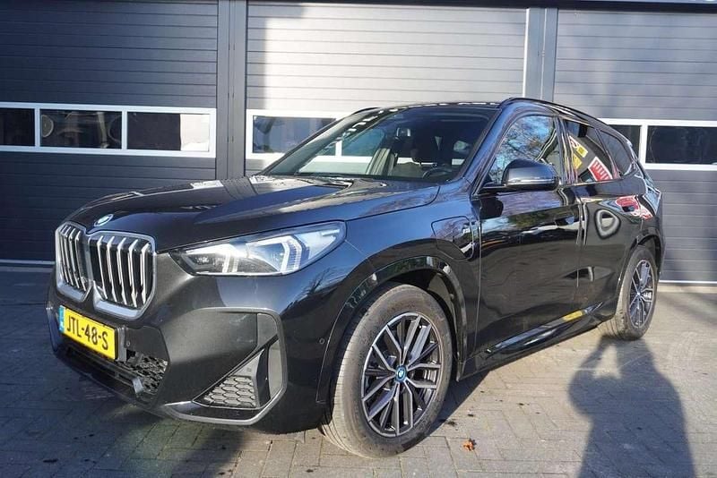 Zwart (metallic) Occasion 2023 BMW X1 M Sport SUV | € 39.500 (Goede deal) - Afbeelding 1/4