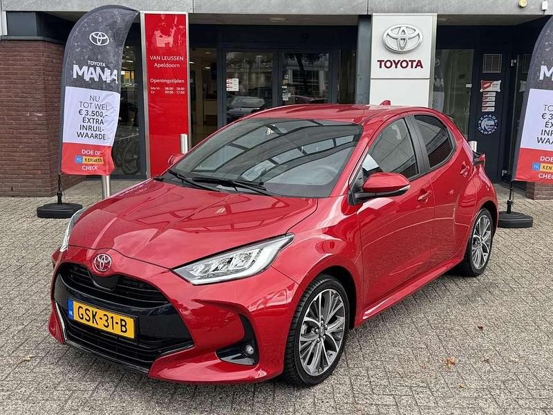 Rood Gebruikt 2024 Toyota Yaris Hybrid Executive Hatchback | € 29.900 (Duur) - Afbeelding 1/4