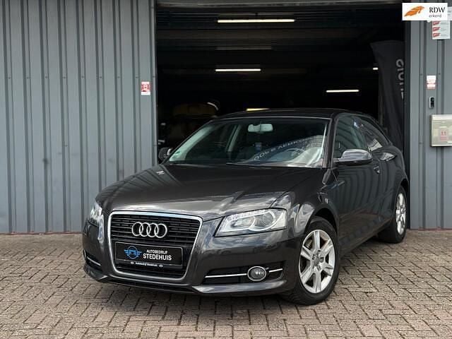 Grijs Gebruikt 2010 Audi A3 Ambiente Hatchback | € 5.999 (Eerlijke prijs) - Afbeelding 1/4
