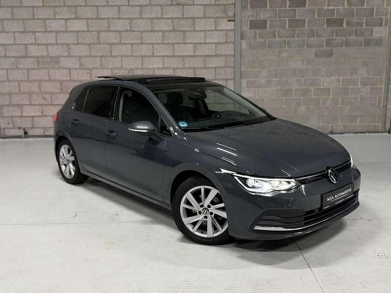 Grijs Gebruikt 2022 VW Golf Active Sedan | € 25.250 (Eerlijke prijs) - Afbeelding 1/4