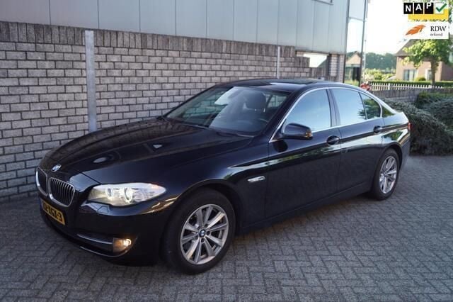 Zwart, metallic lak Gebruikt 2012 BMW 520 Executive Sedan | € 10.745 (Eerlijke prijs) - Afbeelding 1/4