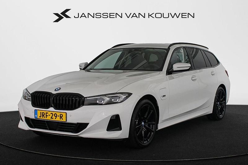 Wit Occasion 2022 BMW 320e Stationwagen | € 31.950 (Eerlijke prijs) - Afbeelding 1/4