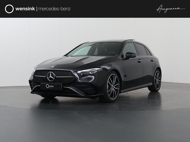 Zwart Nieuw 2025 Mercedes A180 Business Hatchback | € 50.450 (Iets duurder) - Afbeelding 1/4