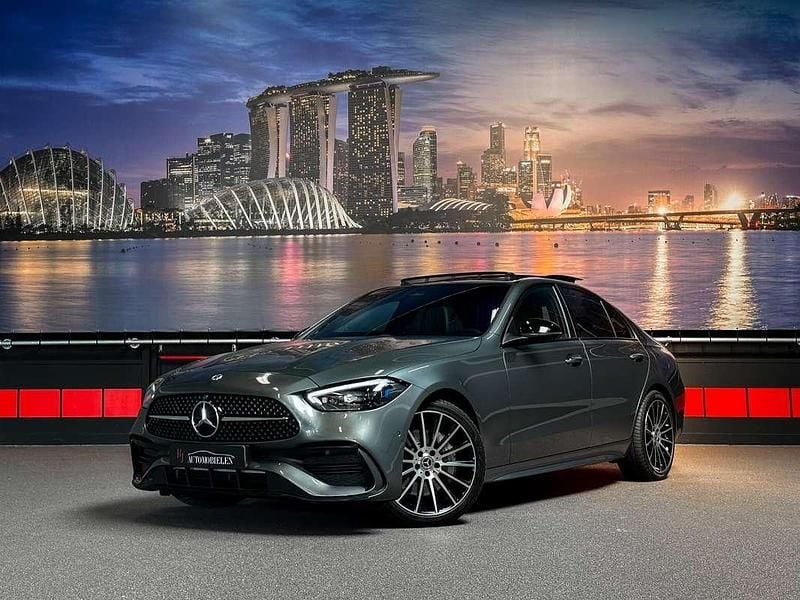 Grijs Gebruikt 2022 Mercedes C300e AMG Sedan | € 48.888 (Duur) - Afbeelding 1/4