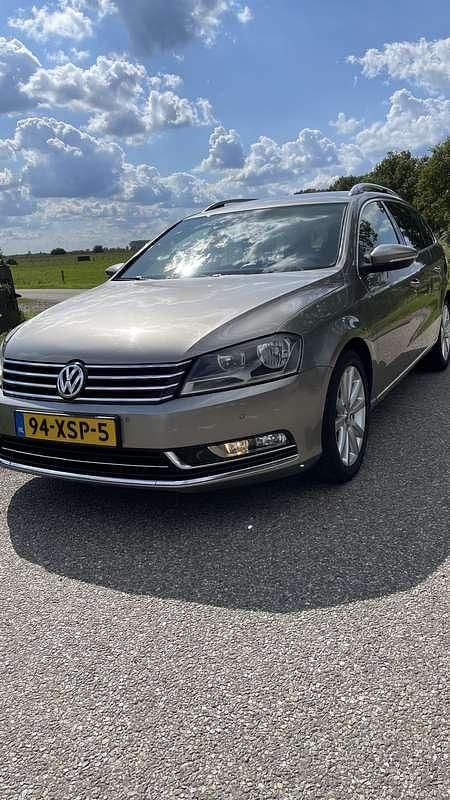 Bruin Occasion 2012 VW Passat Highline Stationwagen | € 9.900 (Iets duurder) - Afbeelding 1/4