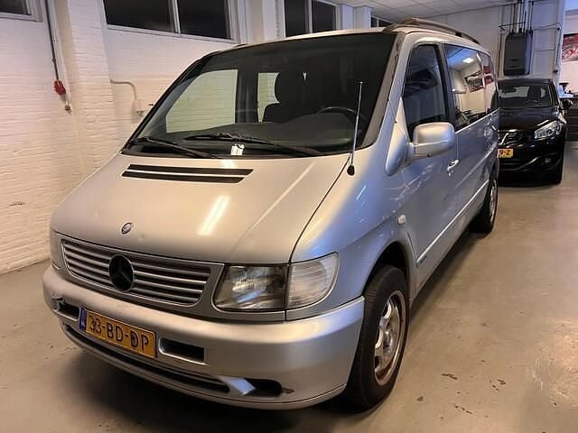 Zilver (metallic) Occasion 2002 Mercedes V220 MPV | € 1.850 - Afbeelding 1/4