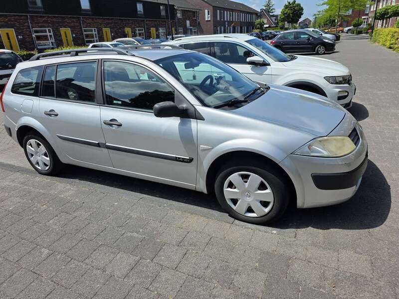 Zilver Gebruikt 2005 Renault Mégane GrandTour Stationwagen | € 1.400 - Afbeelding 1/4