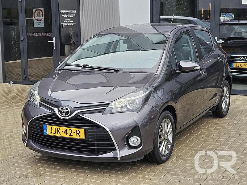 Grijs Gebruikt 2015 Toyota Yaris Hatchback | € 12.449 (Eerlijke prijs) - Afbeelding 1/4