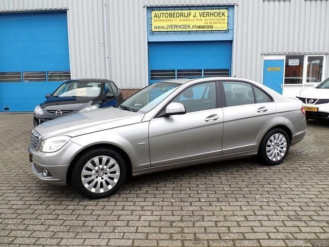 Grijs (metallic) Occasion 2007 Mercedes C200 Elegance Sedan | € 5.945 (Eerlijke prijs) - Afbeelding 1/4