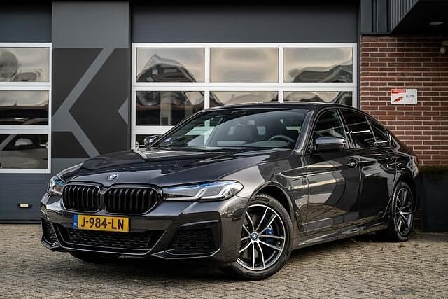 Grijs Occasion 2020 BMW 530e Executive Sedan | € 36.900 (Eerlijke prijs) - Afbeelding 1/4