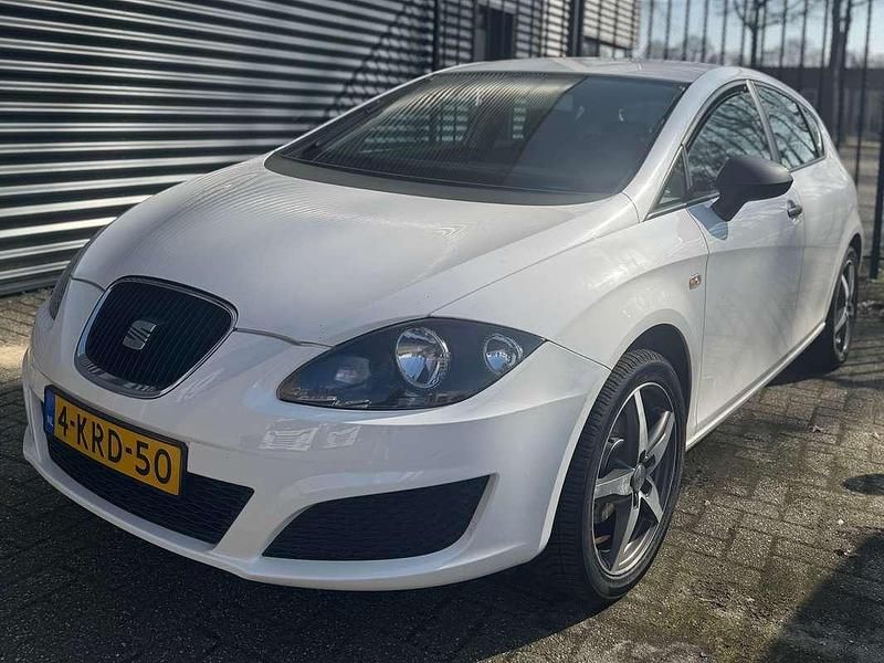 Wit Gebruikt 2010 Seat Leon Hatchback | € 3.750 (Eerlijke prijs) - Afbeelding 1/4