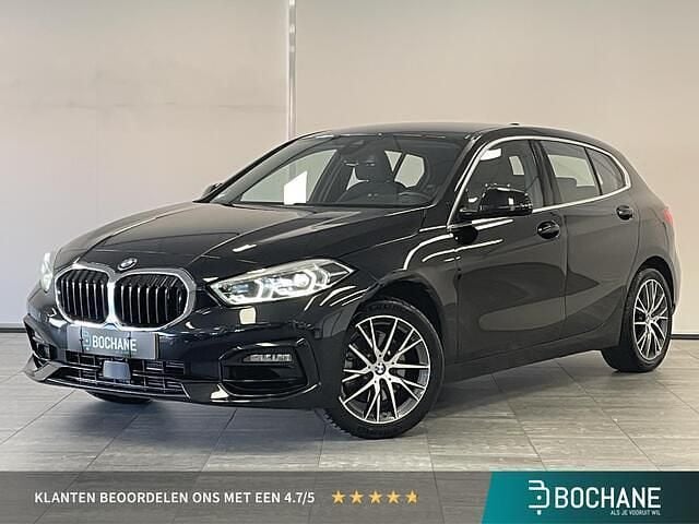 Saphirschwarz metallic (zwart metallic) Gebruikt 2020 BMW 118 Sport Line Hatchback | € 21.890 (Goede deal) - Afbeelding 1/4
