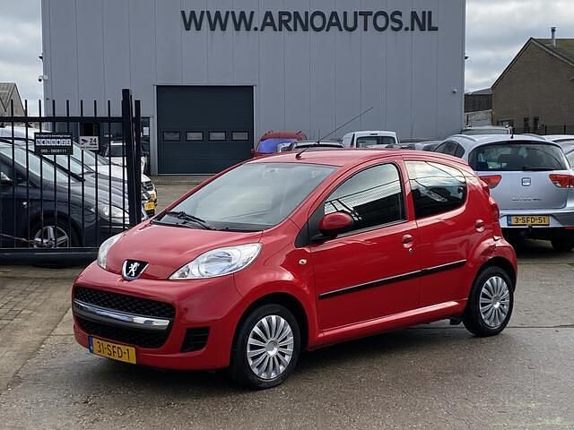 Occasion Peugeot 107 68 PK (50 kW) 2011 Rood (metallic) Hatchback