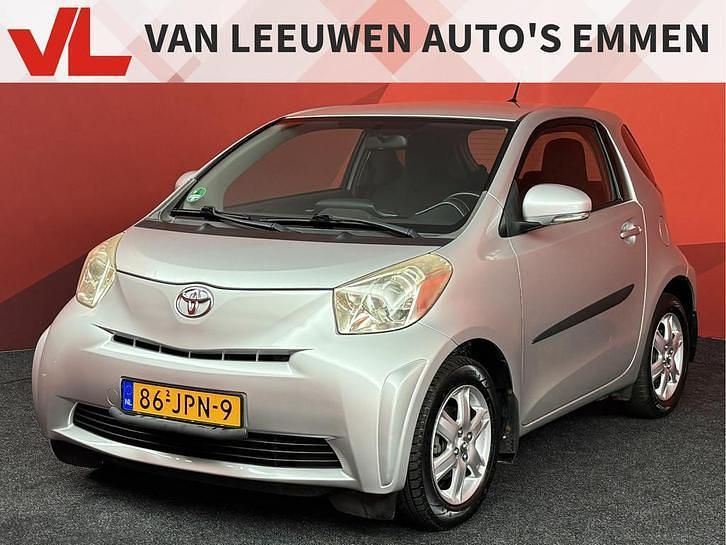 Grijs Gebruikt 2009 Toyota iQ Comfort Hatchback | € 2.448 (Eerlijke prijs) - Afbeelding 1/4