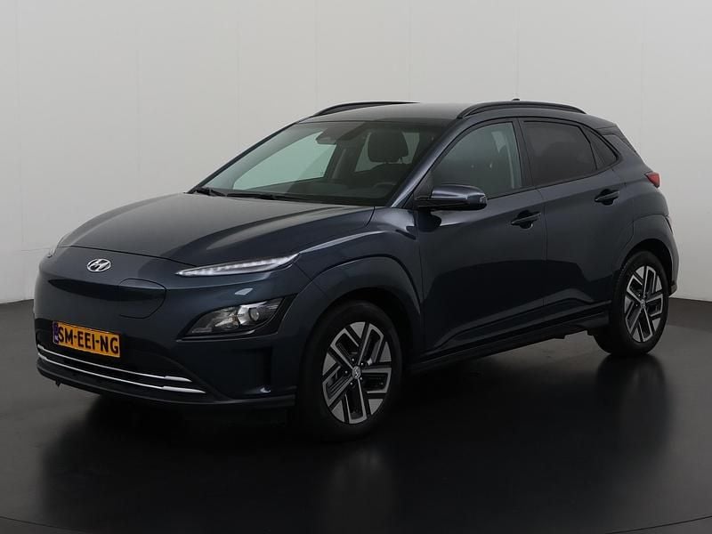 Dark teal metallic (tg8) Gebruikt 2022 Hyundai Kona SUV | € 23.945 (Eerlijke prijs) - Afbeelding 1/4