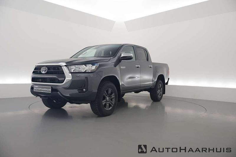 Grijs Occasion 2024 Toyota HiLux Pickup | € 44.450 (Eerlijke prijs) - Afbeelding 1/3