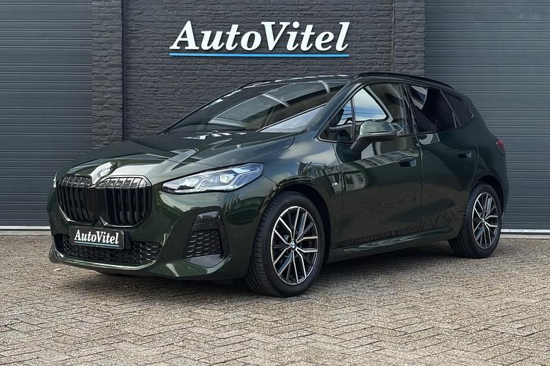 Groen Gebruikt 2023 BMW 218 M Sport Stationwagen | € 30.945 (Duur) - Afbeelding 1/3