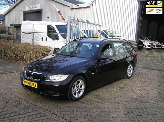 Zwart, metallic lak Gebruikt 2007 BMW 320 Stationwagen | € 2.550 (Super prijs) - Afbeelding 1/4