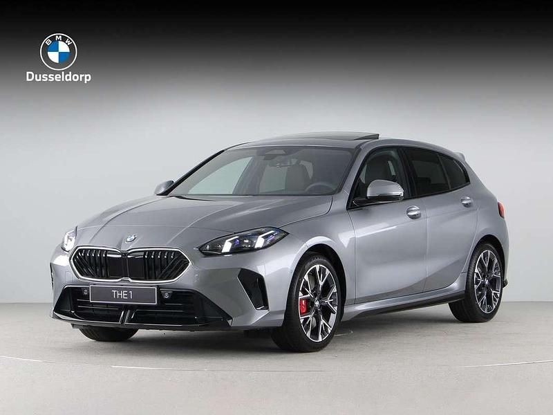 Zwart, metallic lak Nieuw 2025 BMW 120 Comfort Edition Hatchback | € 57.482 (Iets duurder) - Afbeelding 1/4