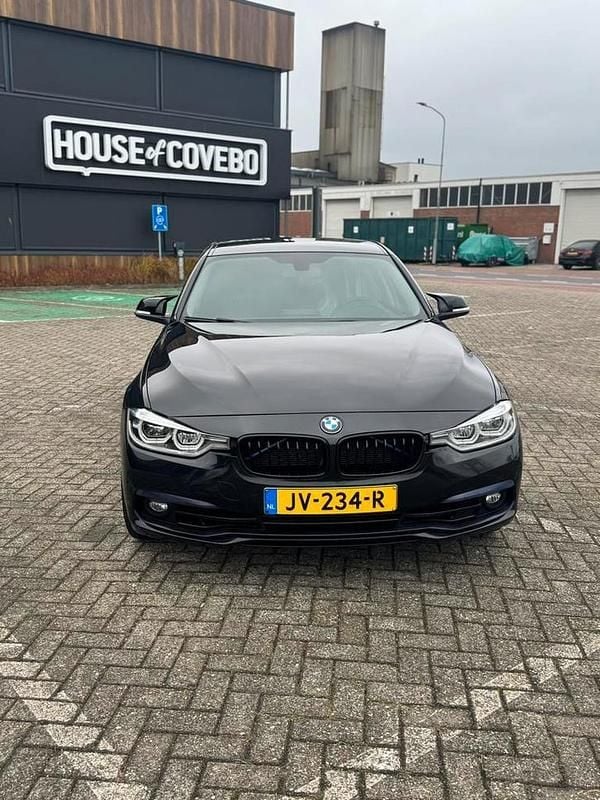 Gebruikt 2016 BMW 318 | € 17.250 (Iets duurder) - Afbeelding 1/4