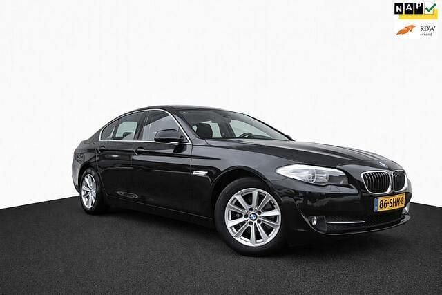 Zwart Occasion 2011 BMW 520 Executive Sedan | € 7.950 (Goede deal) - Afbeelding 1/4