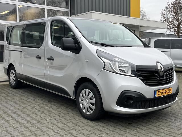 Grijs, metallic lak Gebruikt 2018 Renault Trafic Authentique Van | € 26.950 - Afbeelding 1/4